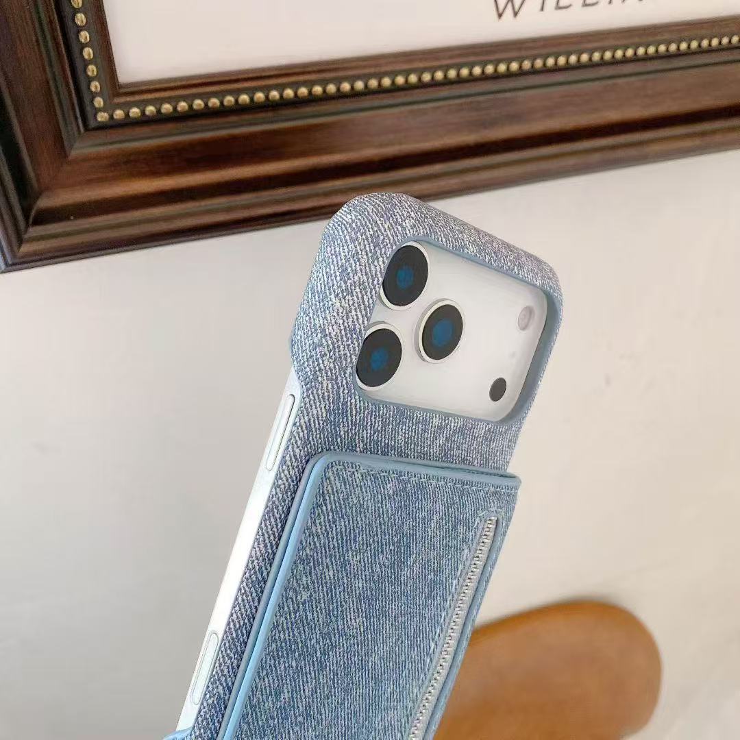 Chic Case: Phone + Card Holder