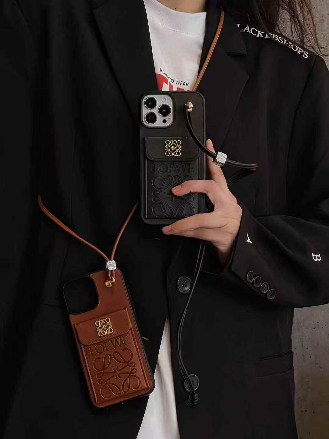 Chic Shell: Phone & Card Pouch