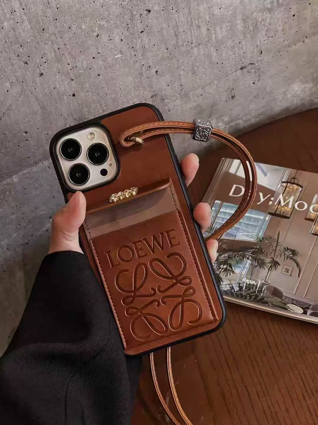 Chic Shell: Phone & Card Pouch