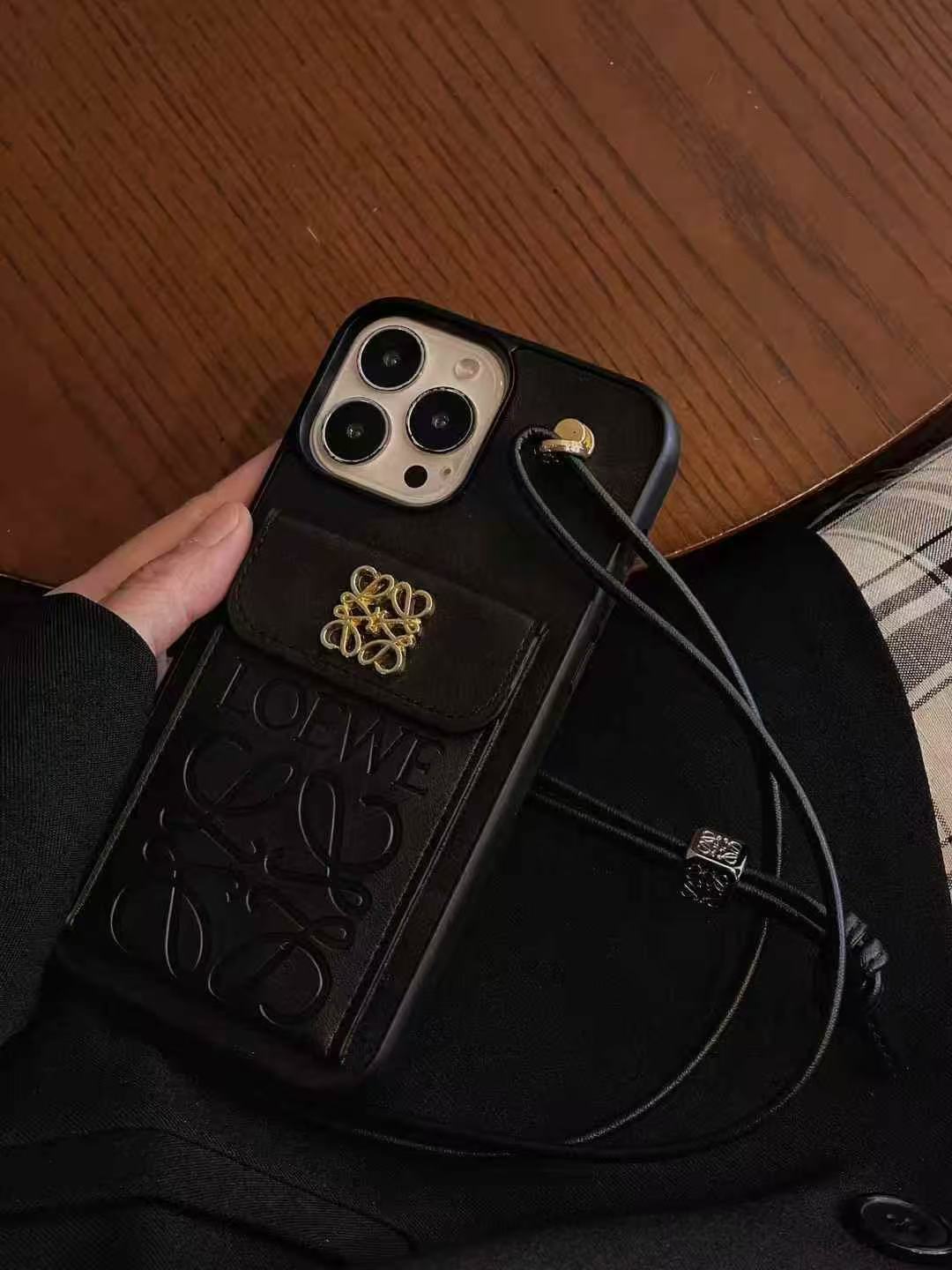 Chic Shell: Phone & Card Pouch