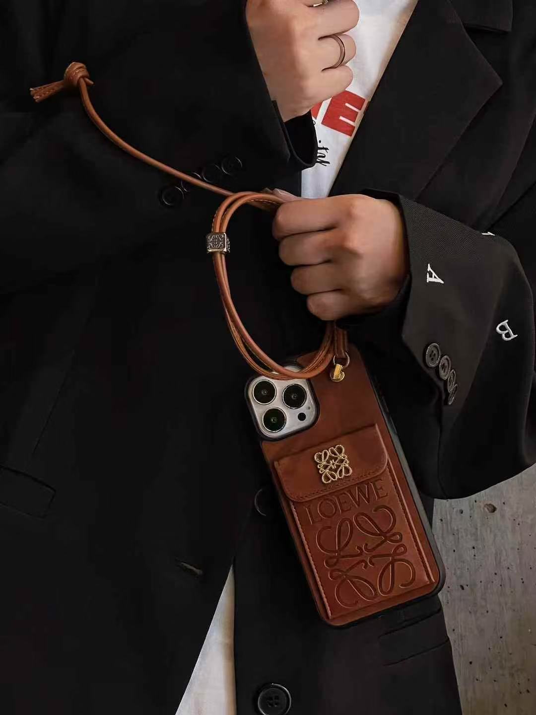 Chic Shell: Phone & Card Pouch