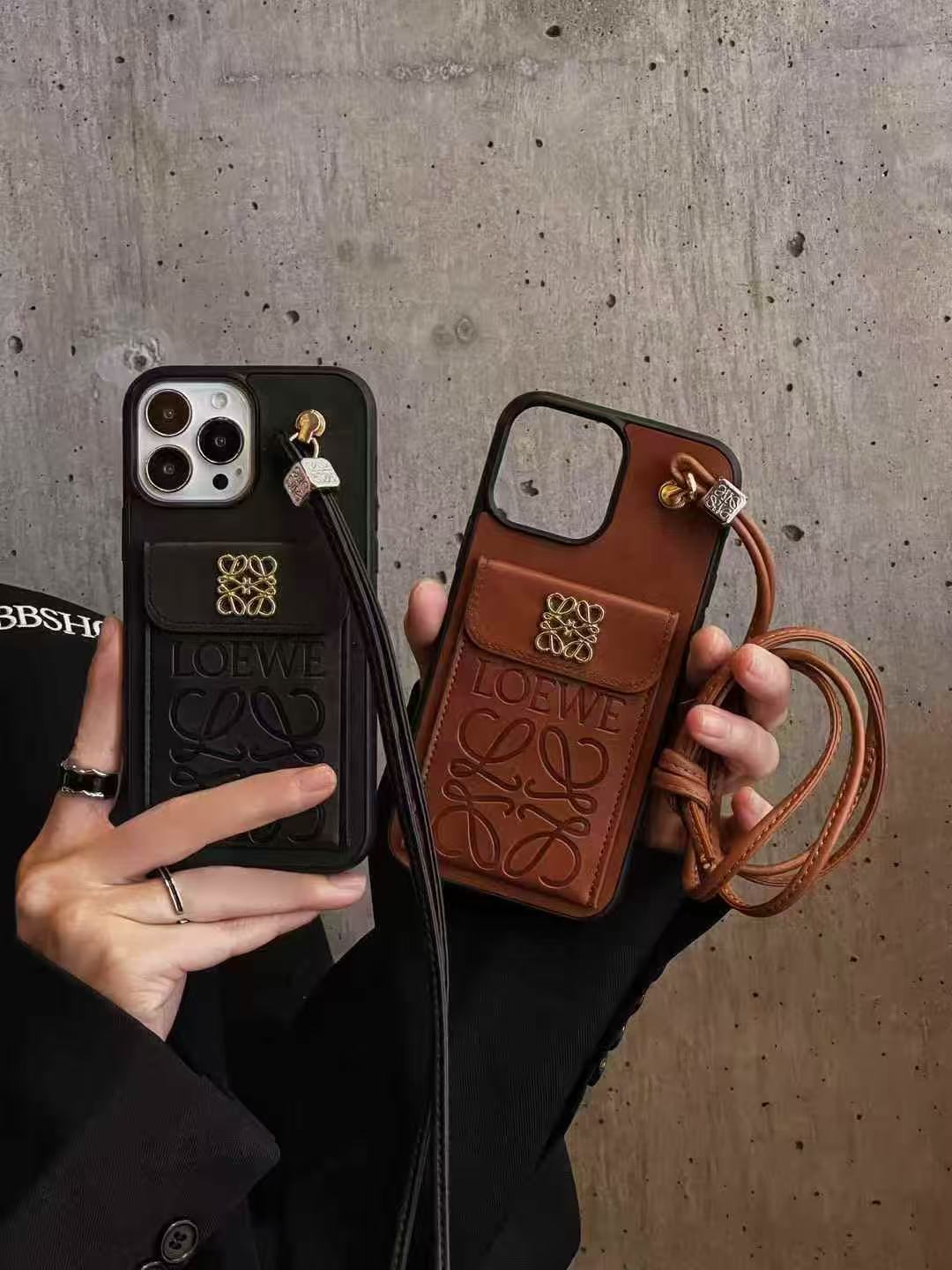 Chic Shell: Phone & Card Pouch