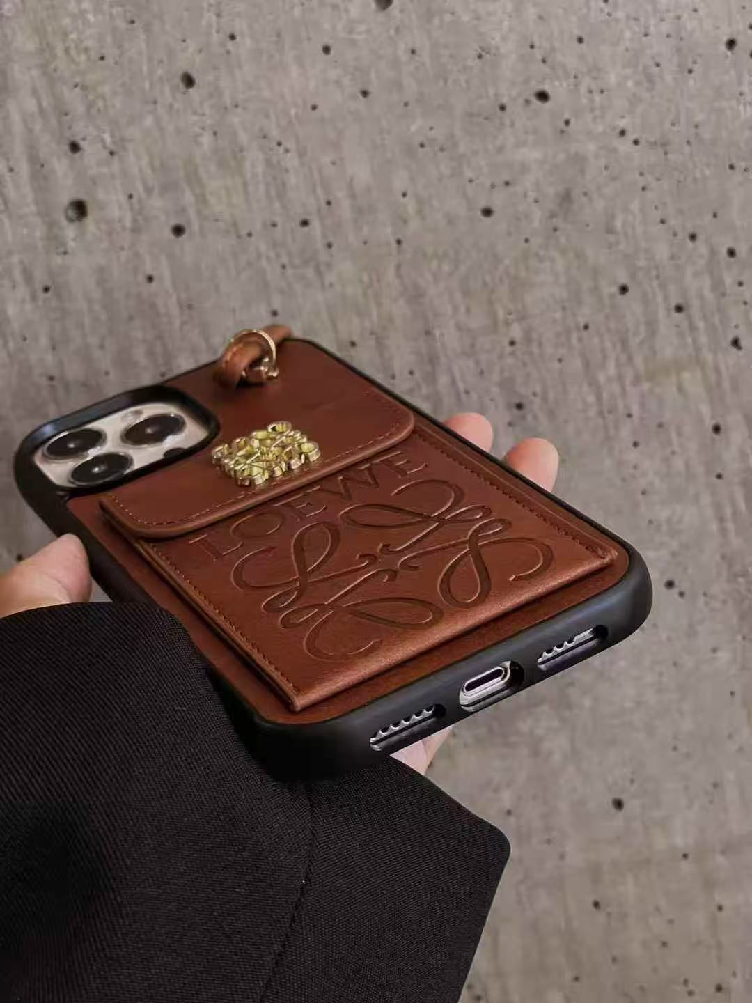 Chic Shell: Phone & Card Pouch