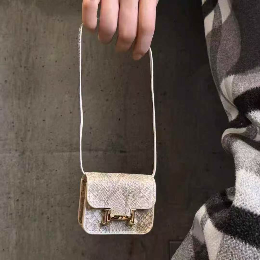Hip Earphone Cases: Elevate Your Audio Gear Suitable for all models of headphones