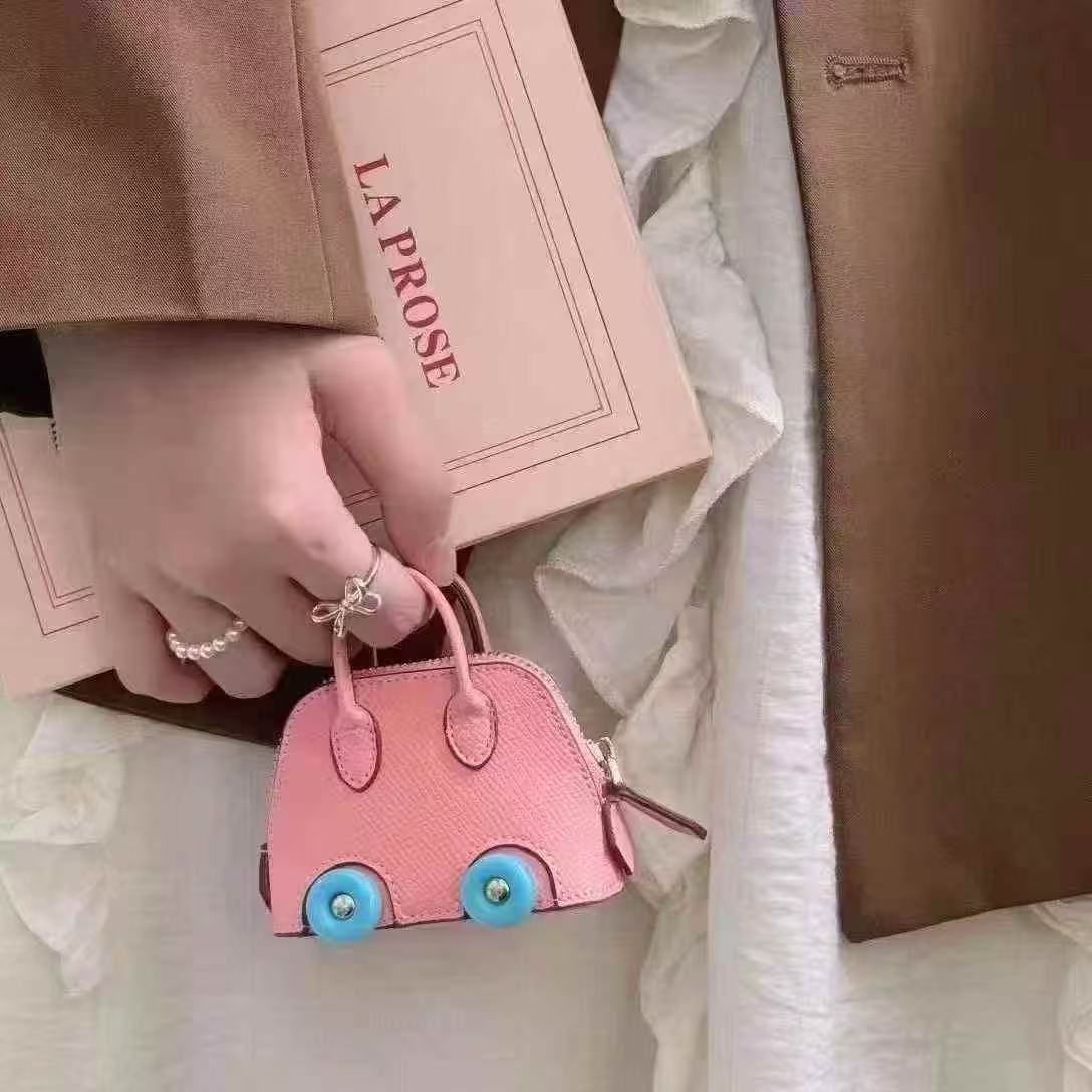 Modern Earphone Cases: Fashionable Defense Suitable for all models of headphones