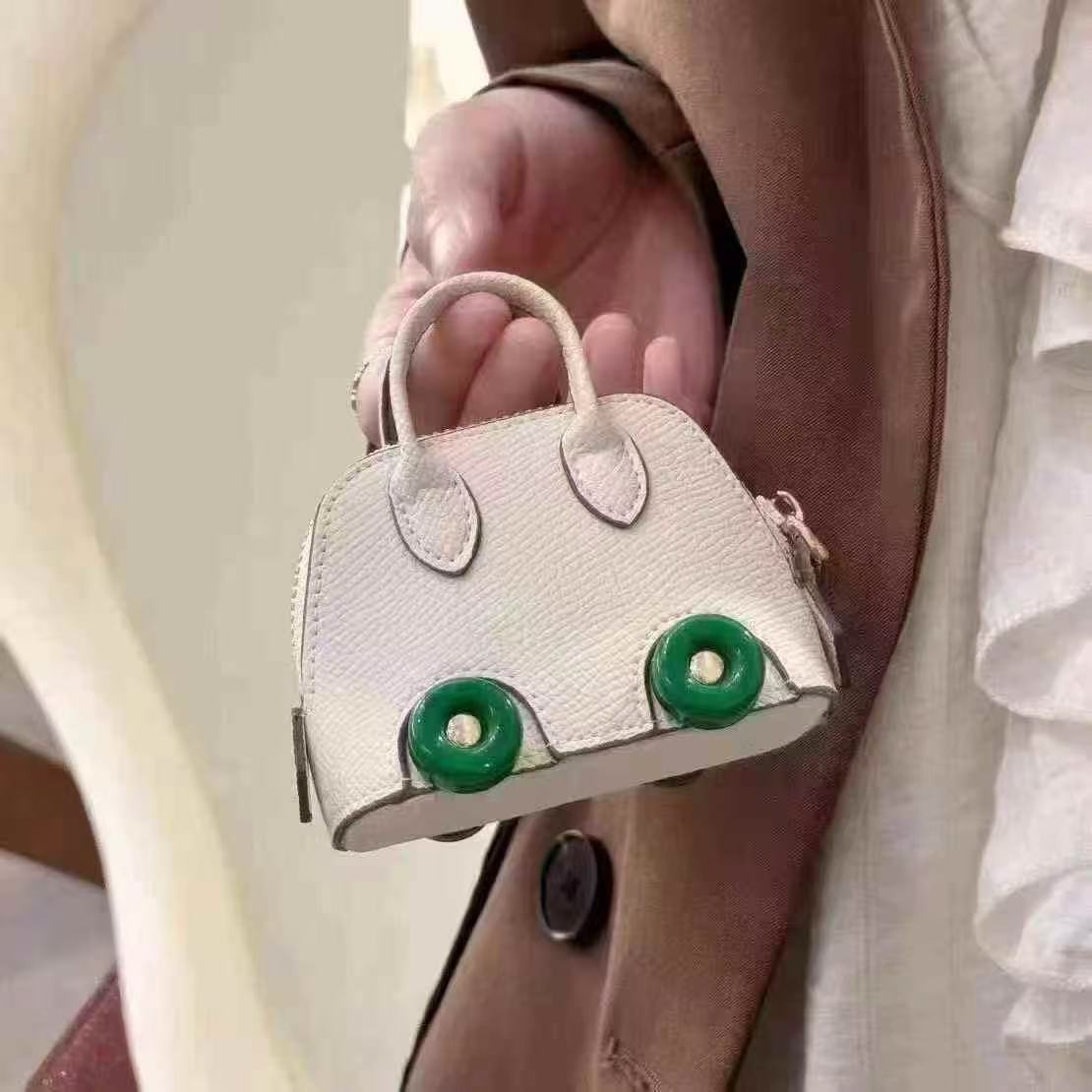 Modern Earphone Cases: Fashionable Defense Suitable for all models of headphones