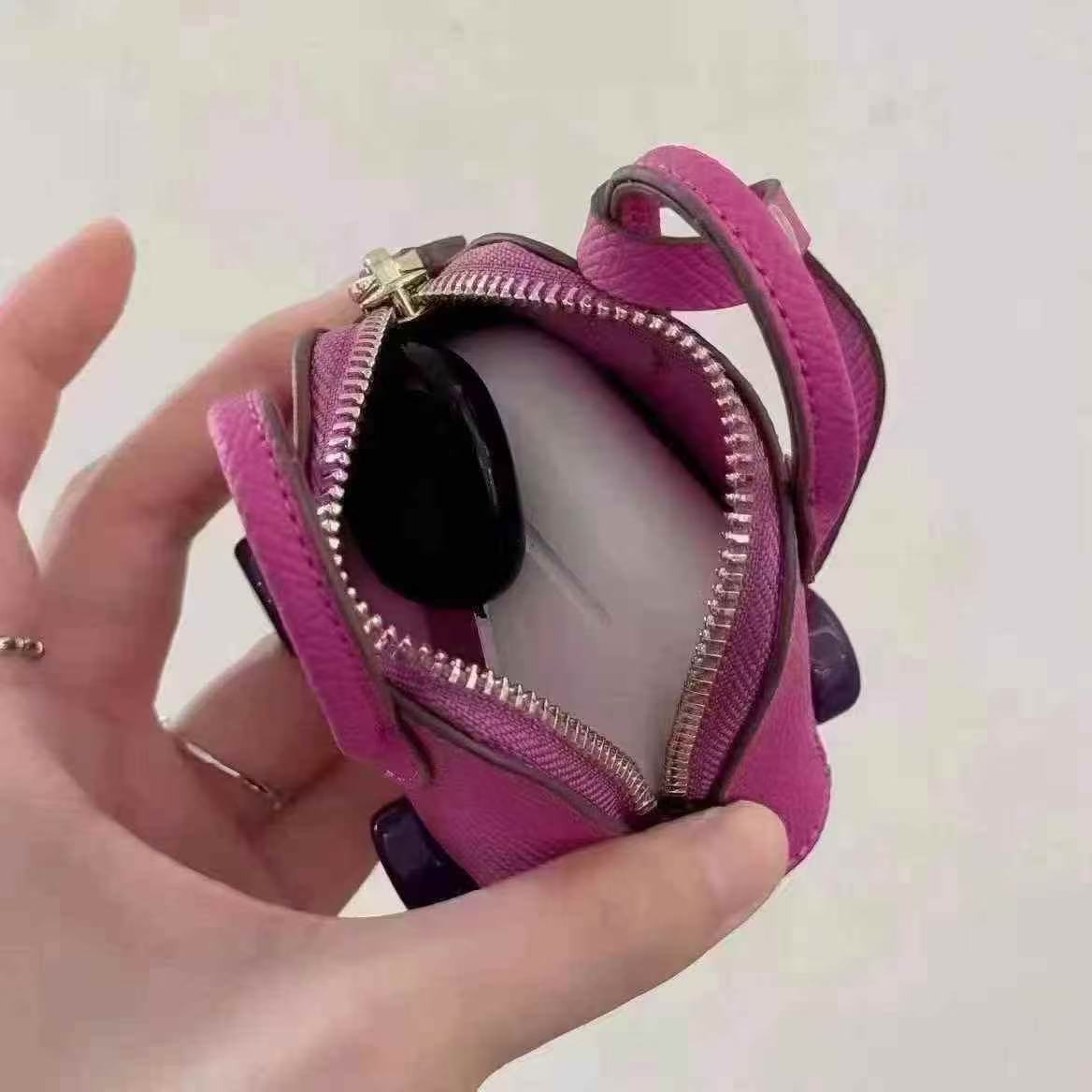 Modern Earphone Cases: Fashionable Defense Suitable for all models of headphones