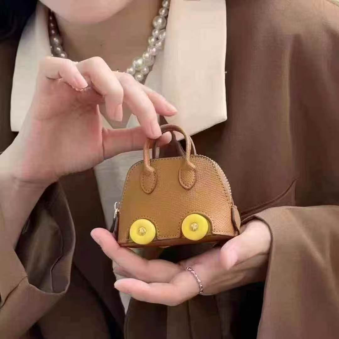 Modern Earphone Cases: Fashionable Defense Suitable for all models of headphones