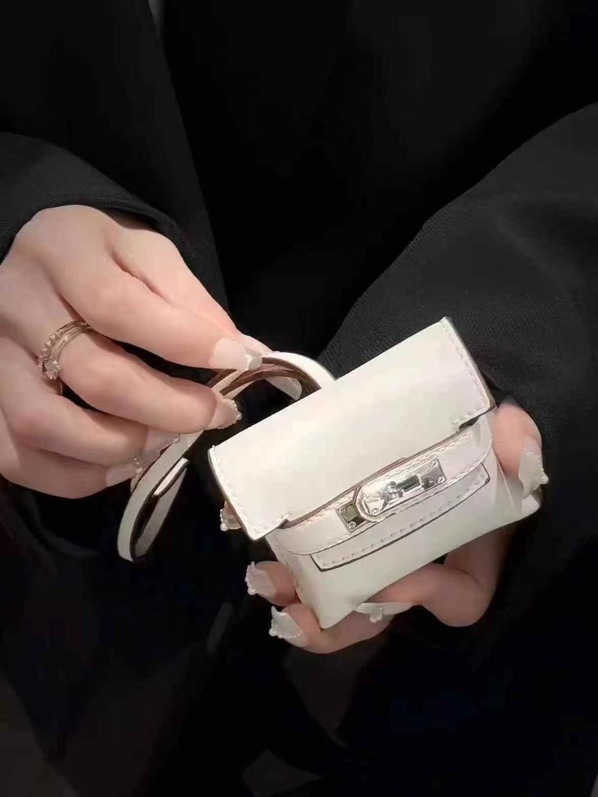 Trendy Earbud Pouches: Stylish Audio Defense