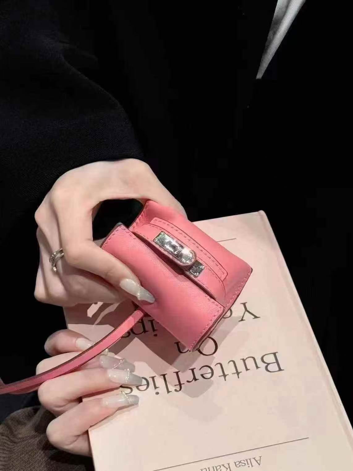 Trendy Earbud Pouches: Stylish Audio Defense
