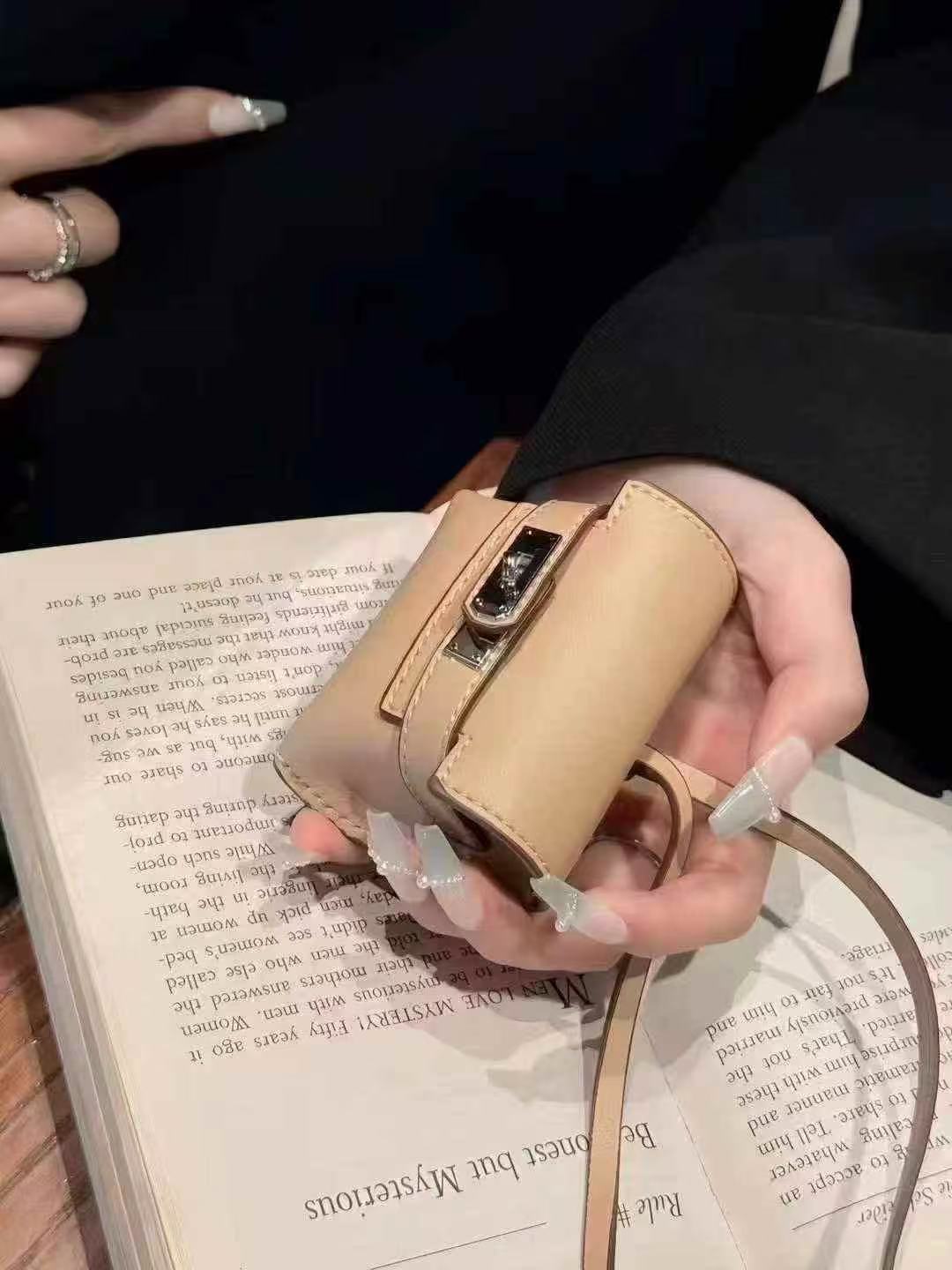 Trendy Earbud Pouches: Stylish Audio Defense