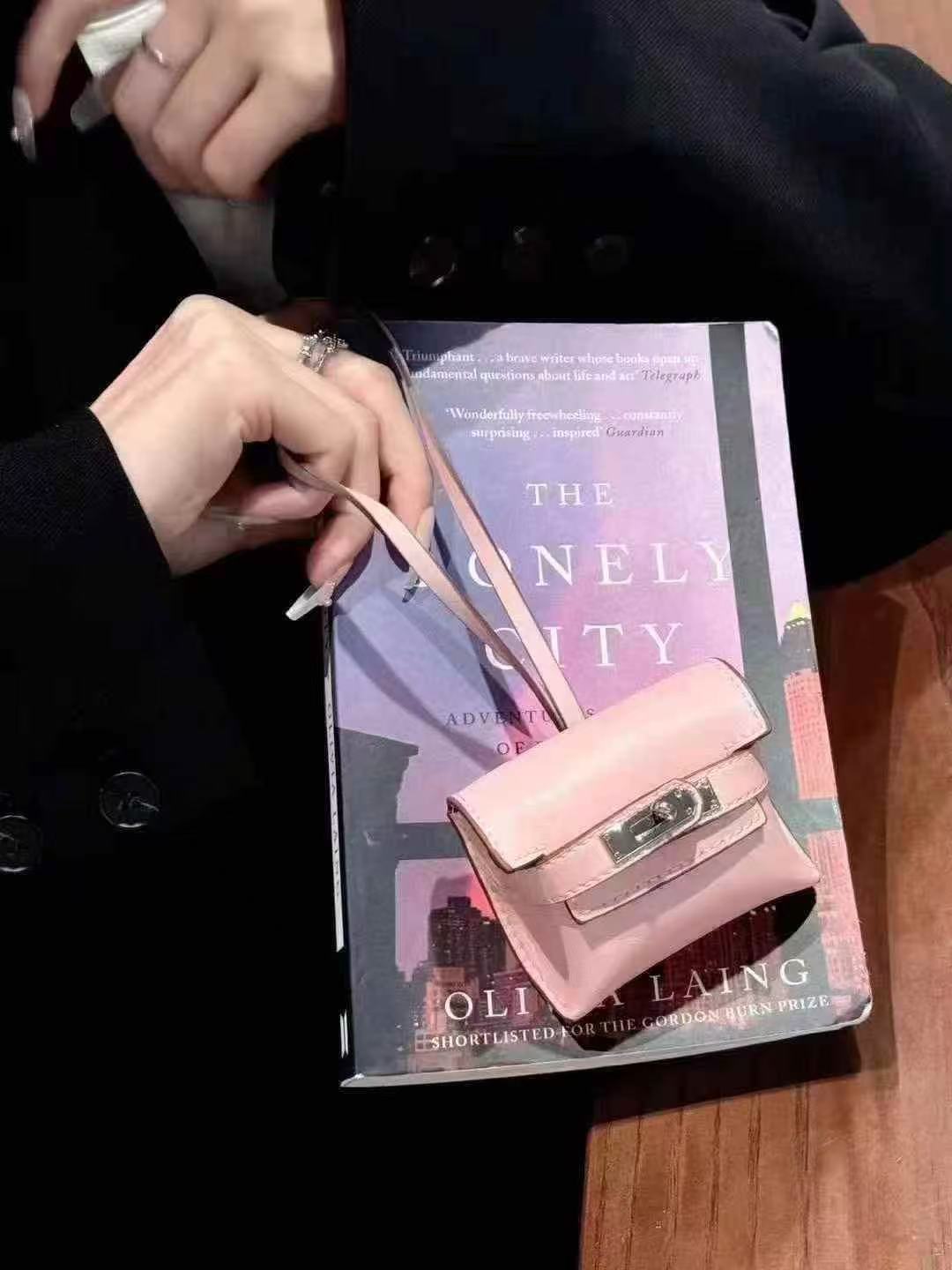 Trendy Earbud Pouches: Stylish Audio Defense