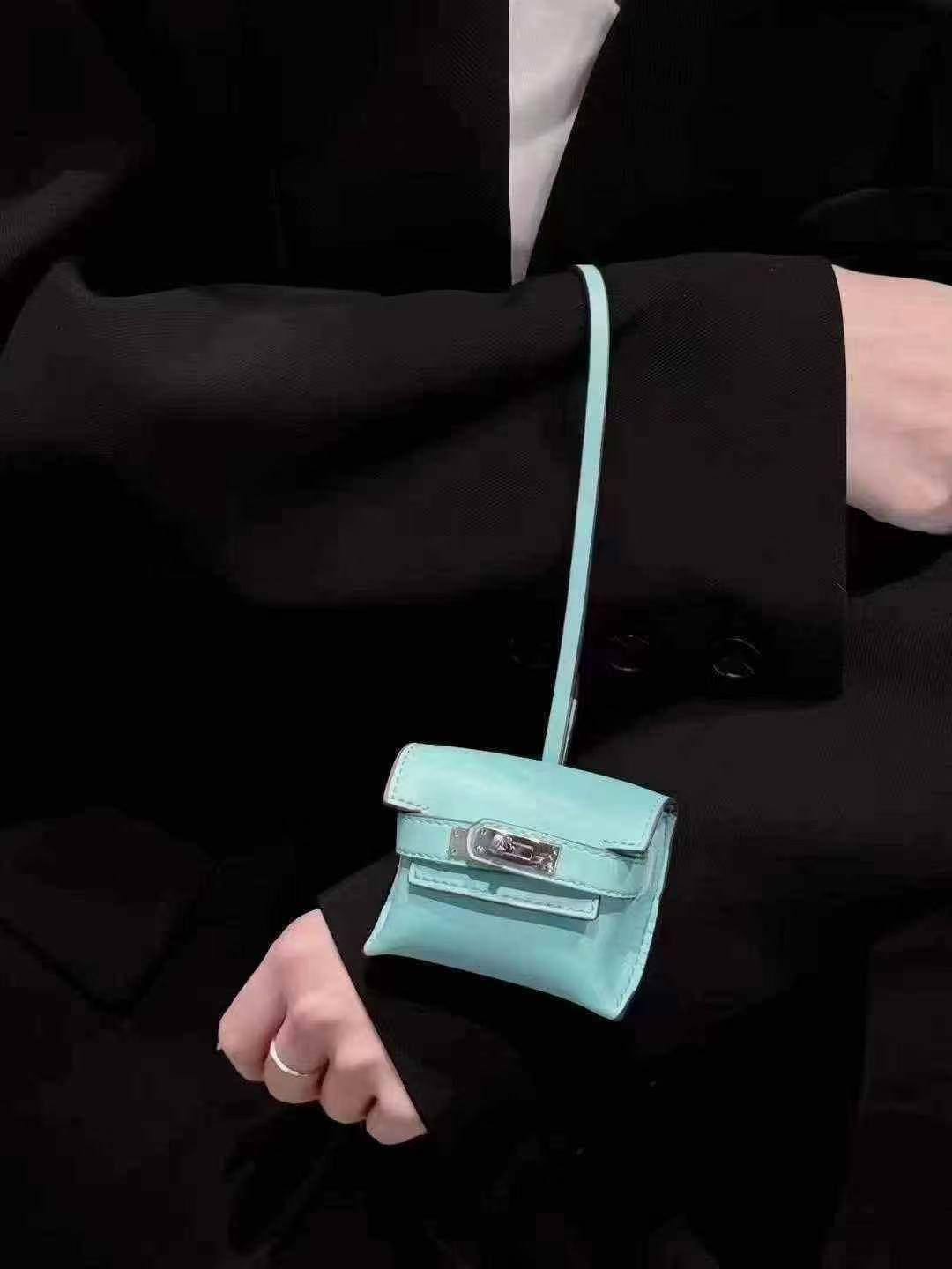 Trendy Earbud Pouches: Stylish Audio Defense