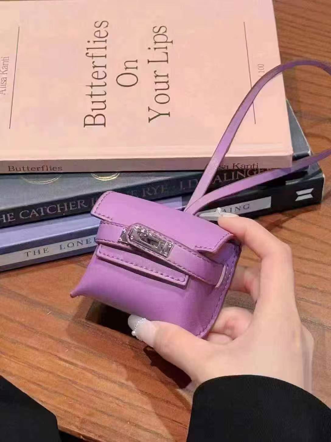 Trendy Earbud Pouches: Stylish Audio Defense