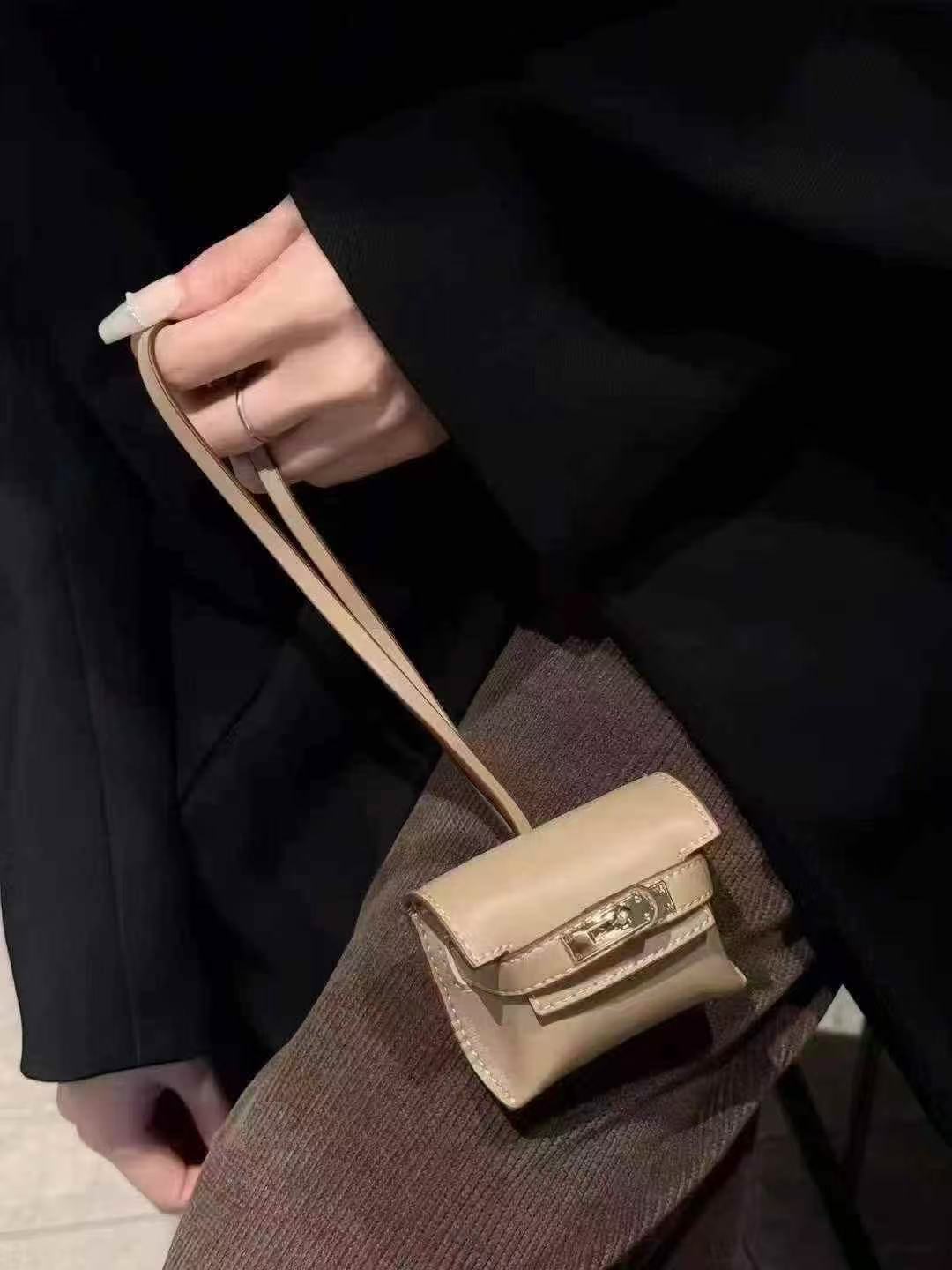 Trendy Earbud Pouches: Stylish Audio Defense