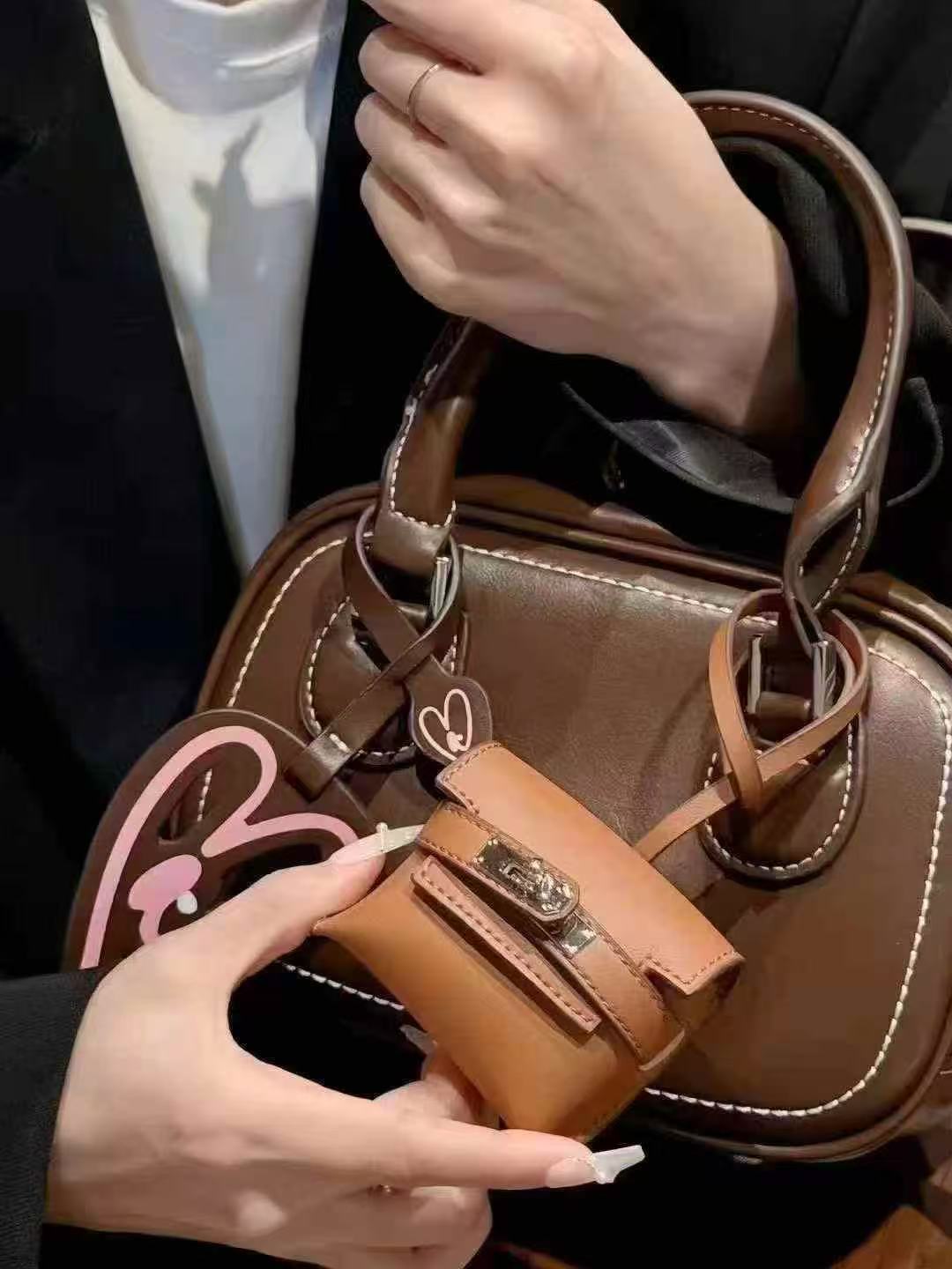 Trendy Earbud Pouches: Stylish Audio Defense