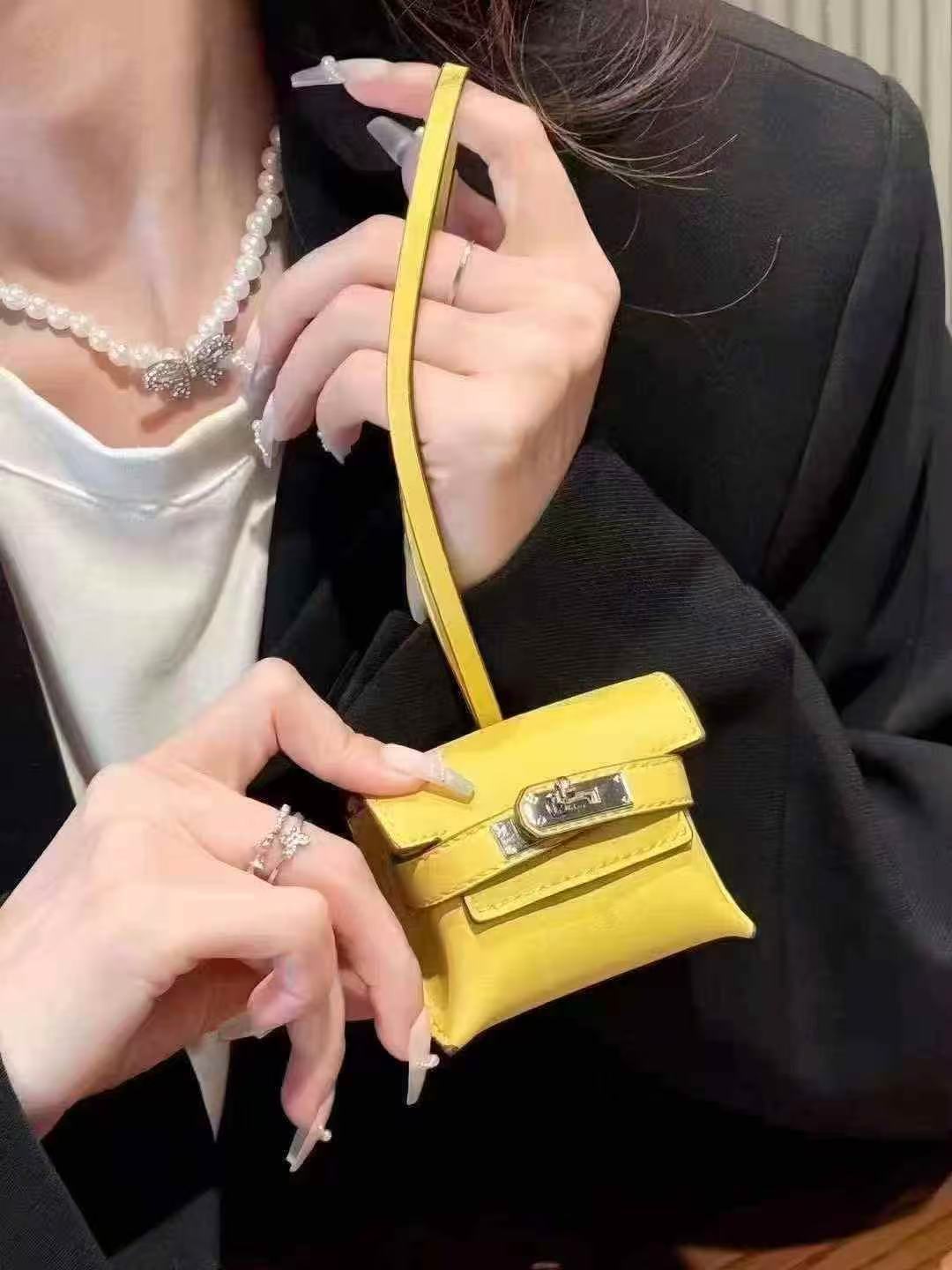 Trendy Earbud Pouches: Stylish Audio Defense