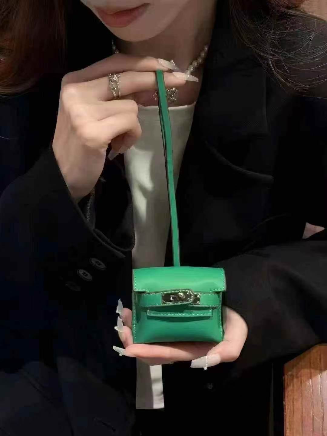 Trendy Earbud Pouches: Stylish Audio Defense